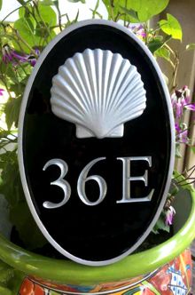 Oval house number sign with 3d shell silver and black front