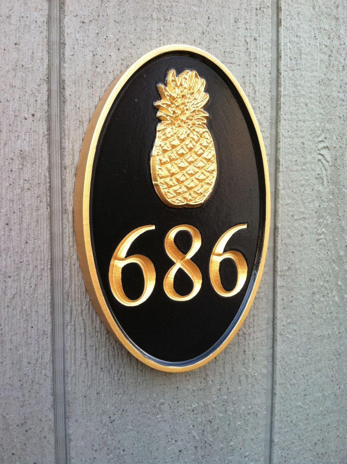 Oval house number sign with colonial New England pineapple