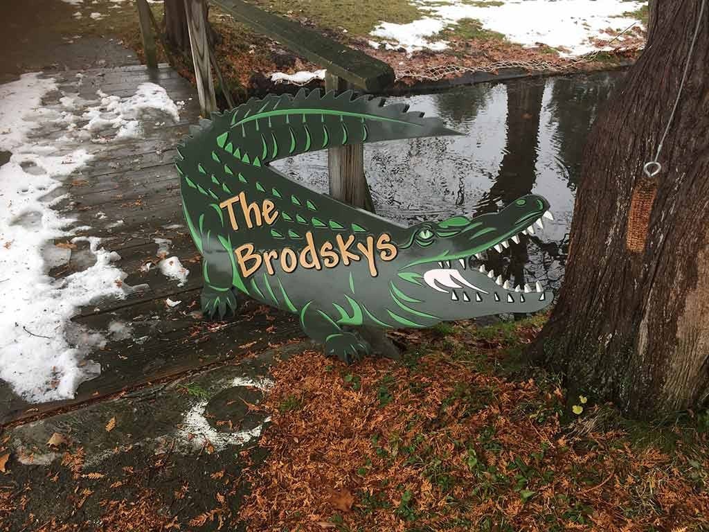 Personalized Last Name Entrance Sign With Alligator (LN39) - The Carving Company