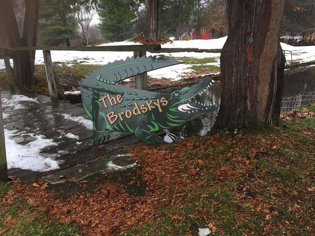 Personalized Last Name Entrance Sign With Alligator (LN39) - The Carving Company